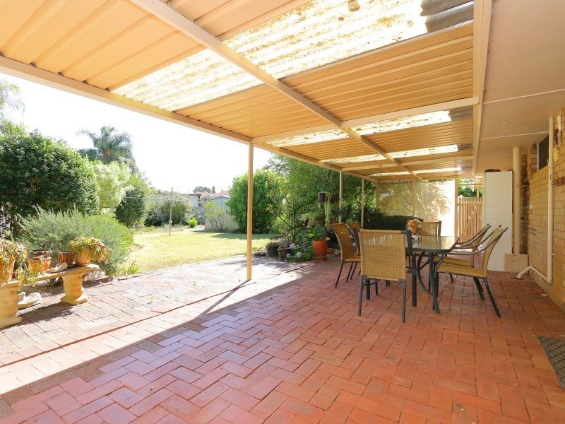 33 Parkside Drive, Thornlie WA 6108