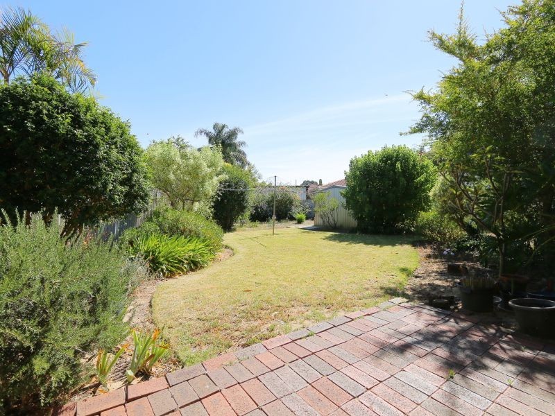33 Parkside Drive, Thornlie WA 6108