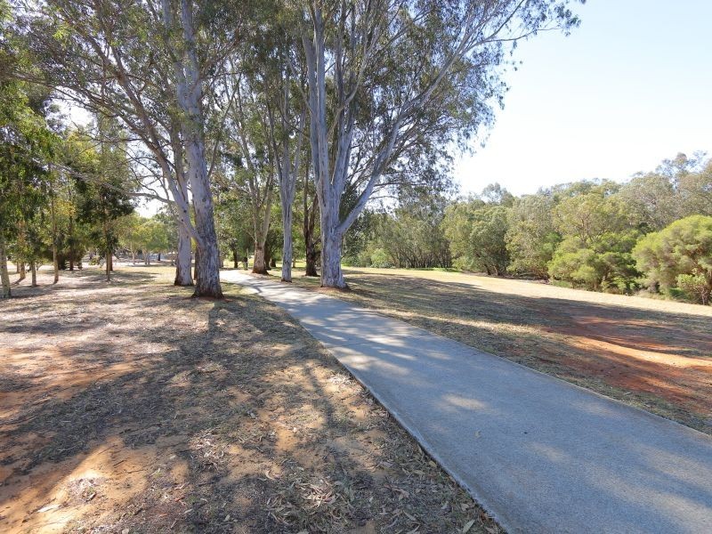 33 Parkside Drive, Thornlie WA 6108