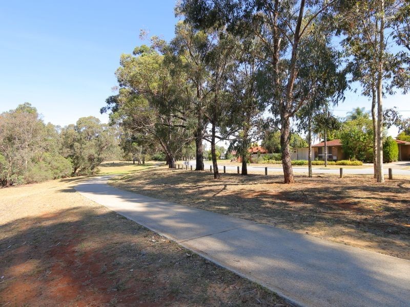 33 Parkside Drive, Thornlie WA 6108
