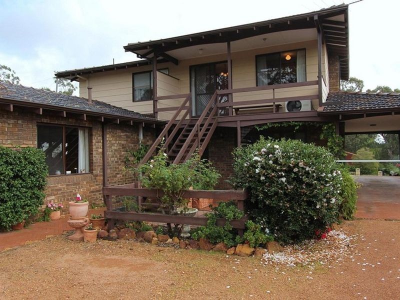 8 Carrick Road, Mount Richon WA 6112