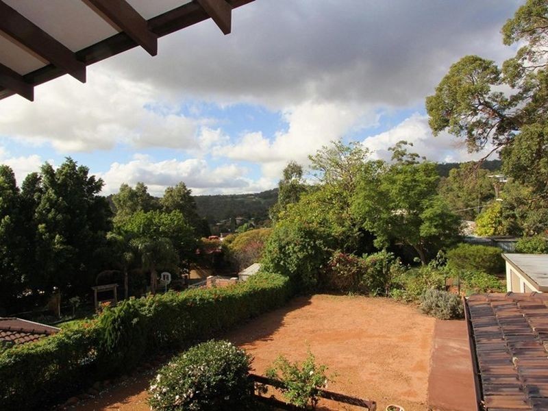 8 Carrick Road, Mount Richon WA 6112