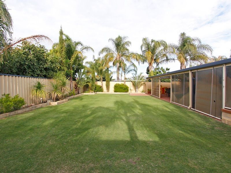 67 Forest Lakes Drive, Thornlie WA 6108