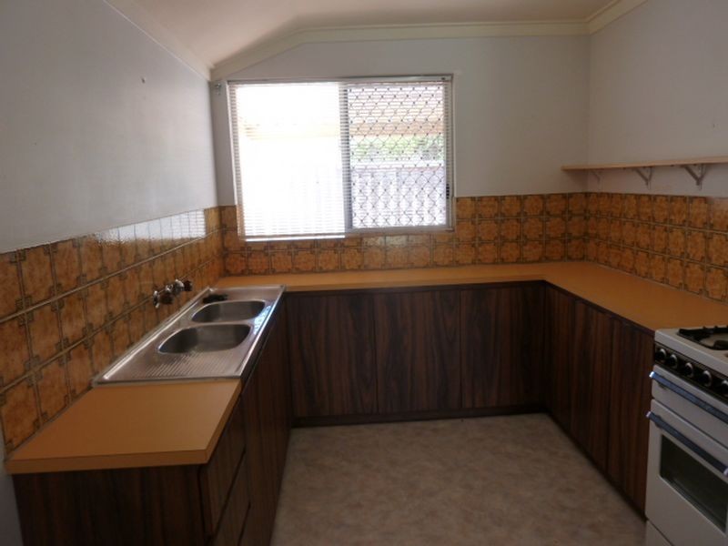 2/305 Wharf Street, Queens Park WA 6107