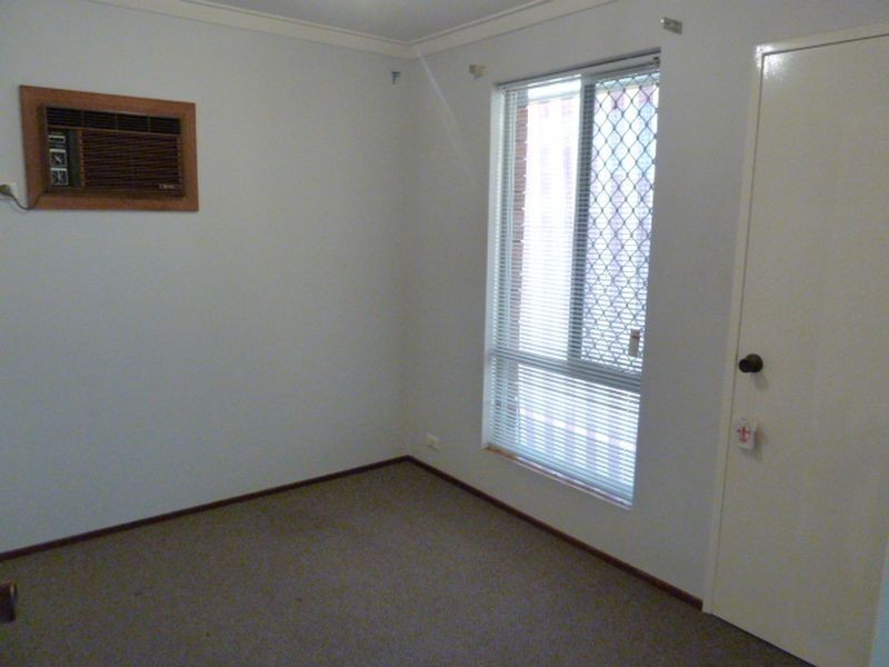 2/305 Wharf Street, Queens Park WA 6107