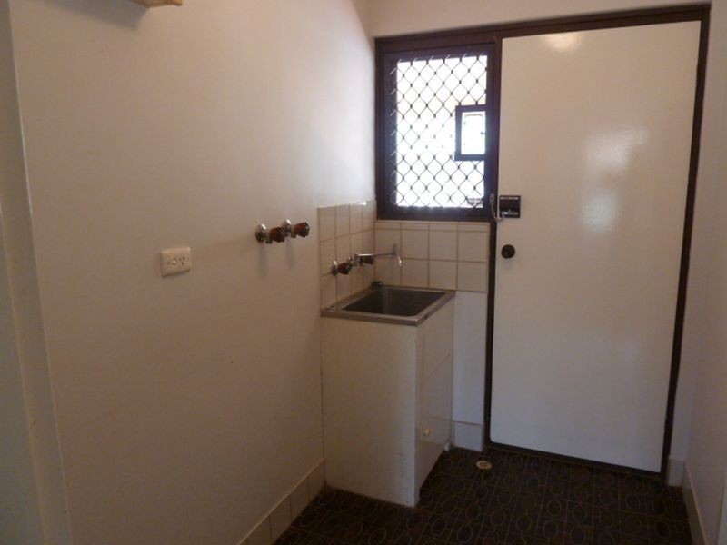 2/305 Wharf Street, Queens Park WA 6107