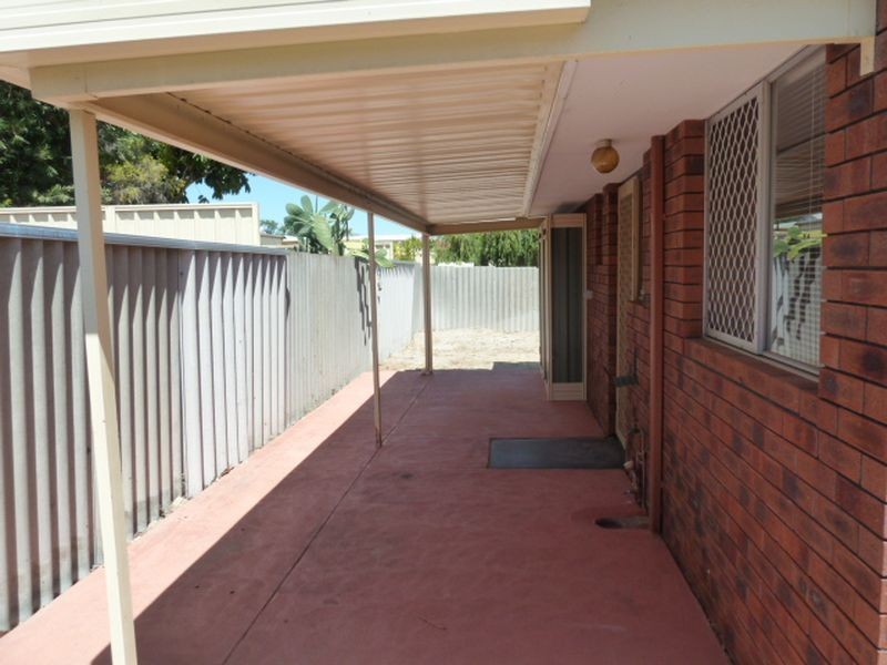 2/305 Wharf Street, Queens Park WA 6107