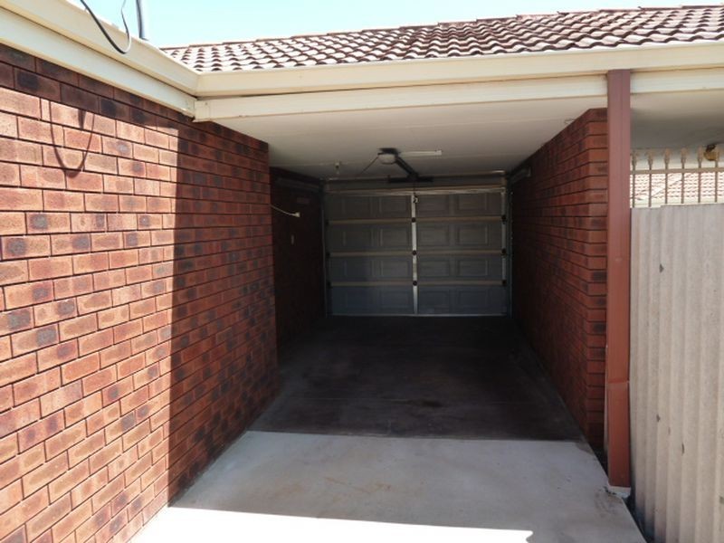 2/305 Wharf Street, Queens Park WA 6107