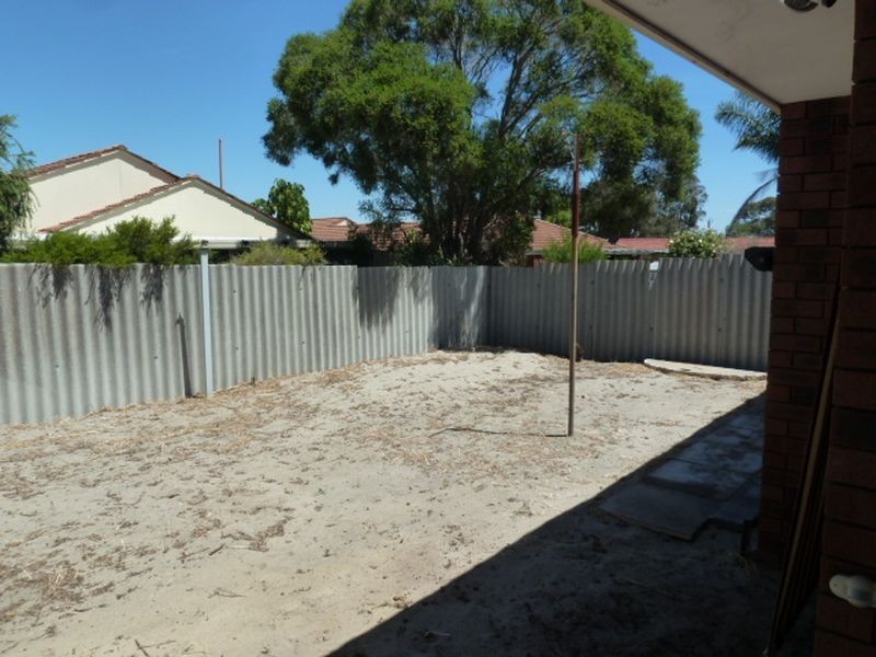 2/305 Wharf Street, Queens Park WA 6107