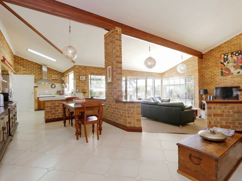 26 Ambassador Court, Thornlie WA 6108