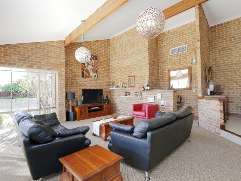 26 Ambassador Court, Thornlie WA 6108