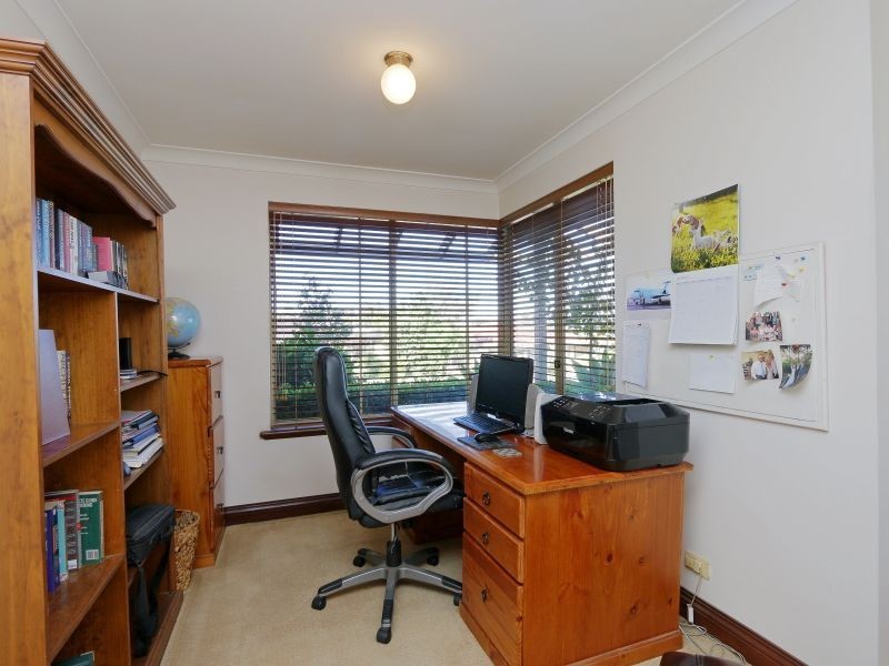 26 Ambassador Court, Thornlie WA 6108