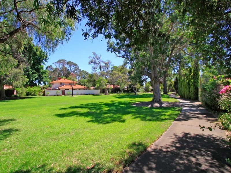 17 Grenadier Drive, Thornlie WA 6108