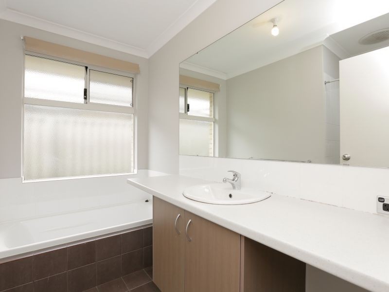 8 Cornforth Way, Piara Waters WA 6112