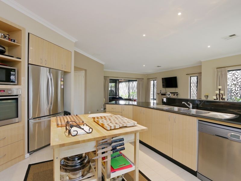 8 Rousham Street, Canning Vale WA 6155