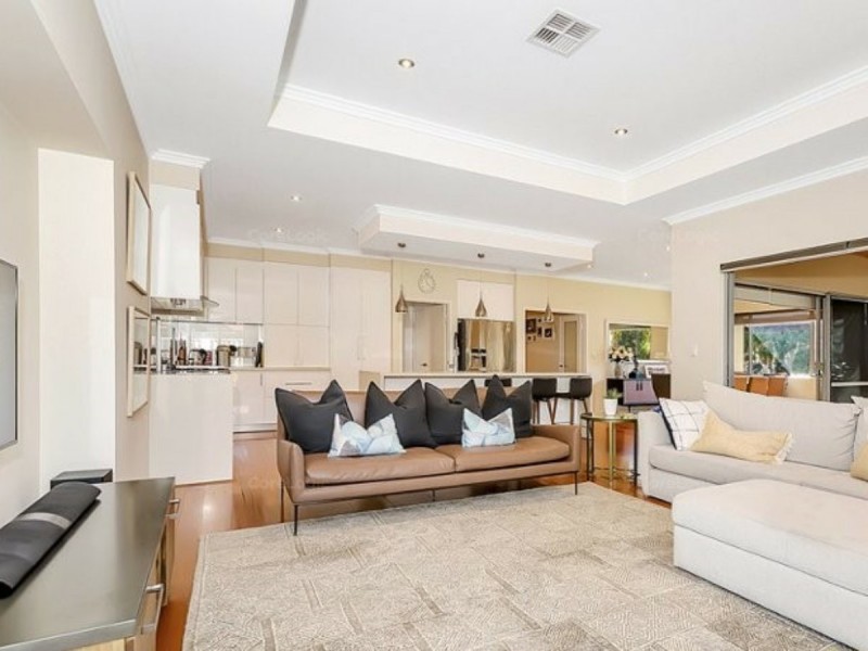 4 Arrowgrass Road, Canning Vale WA 6155