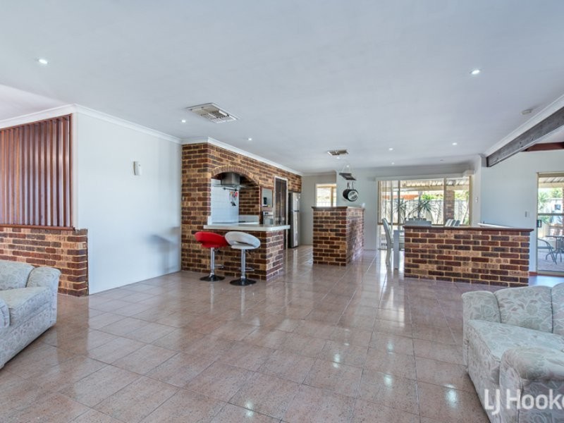 17 Chesterton Drive, Thornlie WA 6108