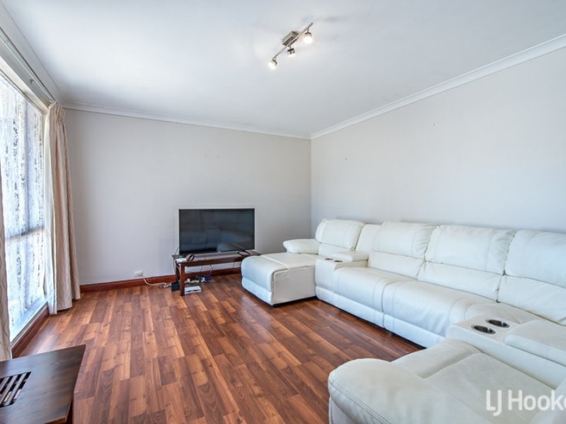 17 Chesterton Drive, Thornlie WA 6108