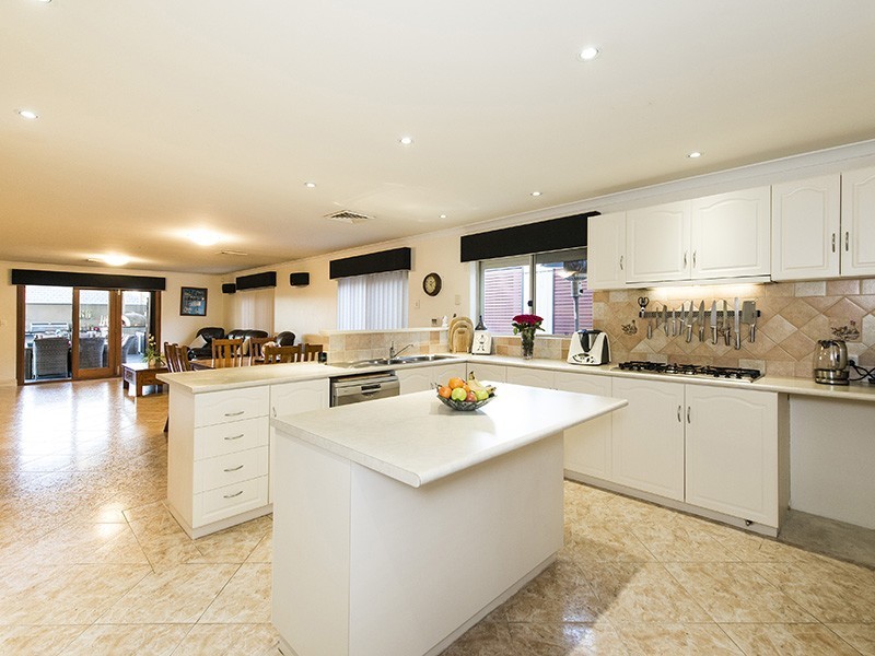 16 Rufford Lane, Canning Vale WA 6155