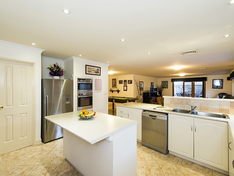 16 Rufford Lane, Canning Vale WA 6155