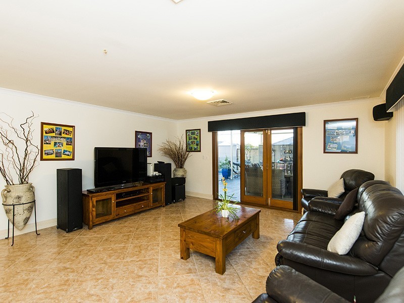 16 Rufford Lane, Canning Vale WA 6155