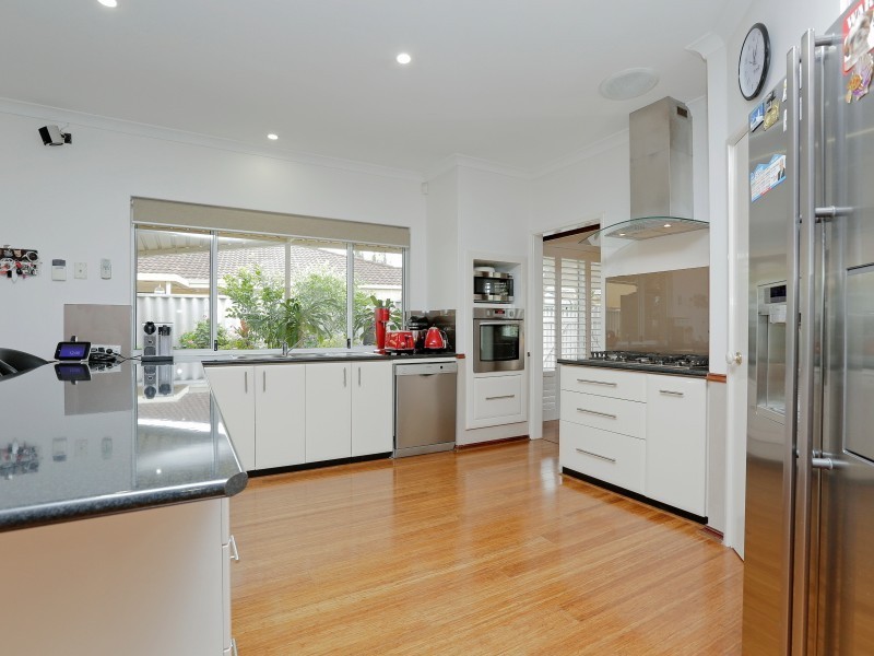 24 Hollyoak Place, Thornlie WA 6108