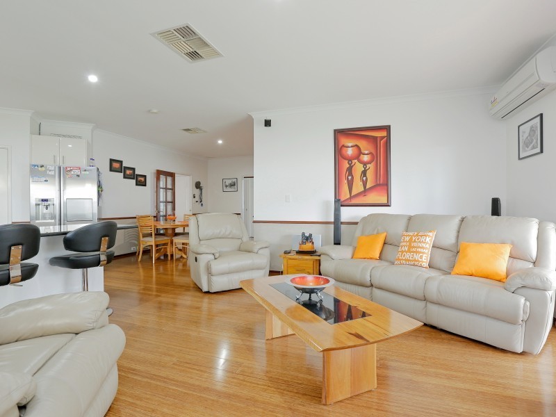 24 Hollyoak Place, Thornlie WA 6108