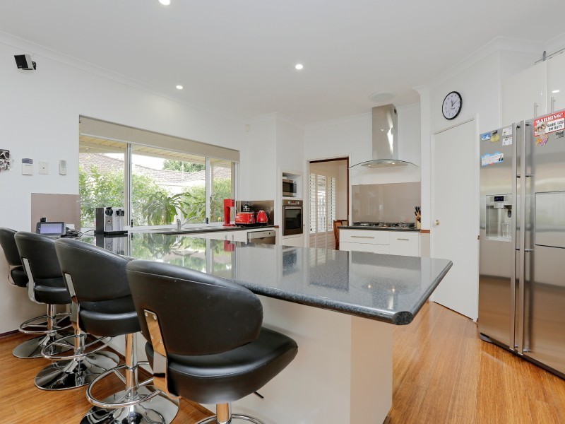 24 Hollyoak Place, Thornlie WA 6108