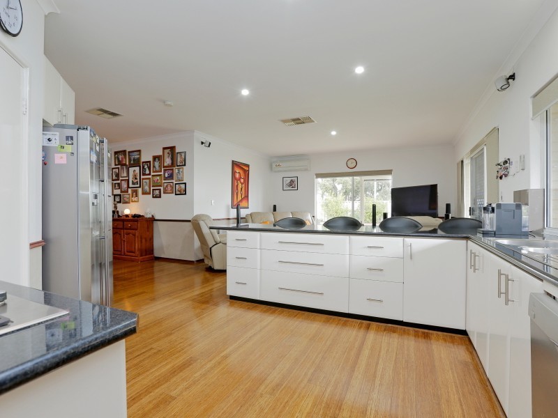 24 Hollyoak Place, Thornlie WA 6108