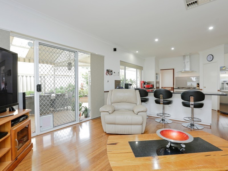 24 Hollyoak Place, Thornlie WA 6108