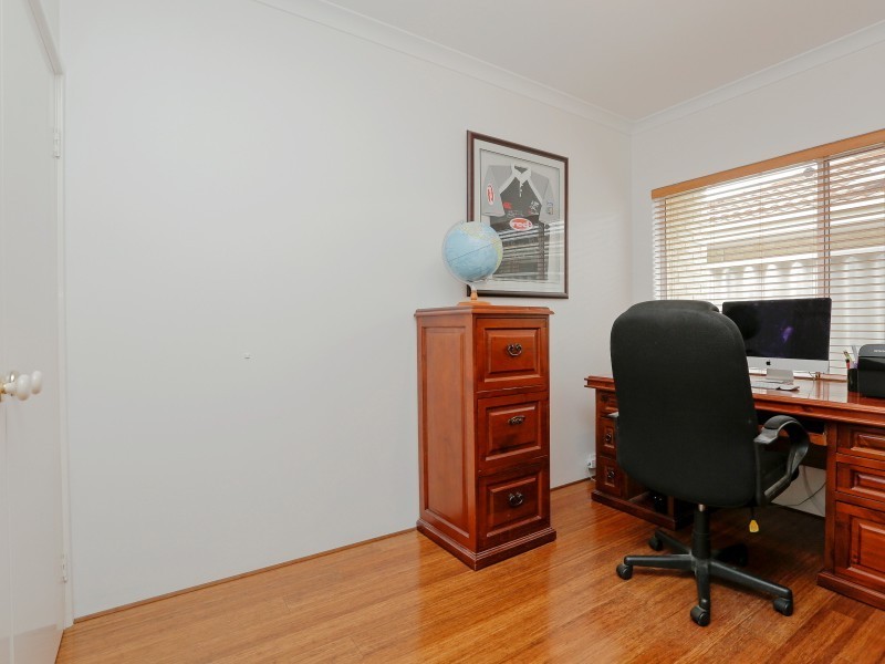 24 Hollyoak Place, Thornlie WA 6108