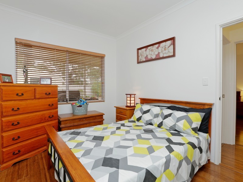 24 Hollyoak Place, Thornlie WA 6108