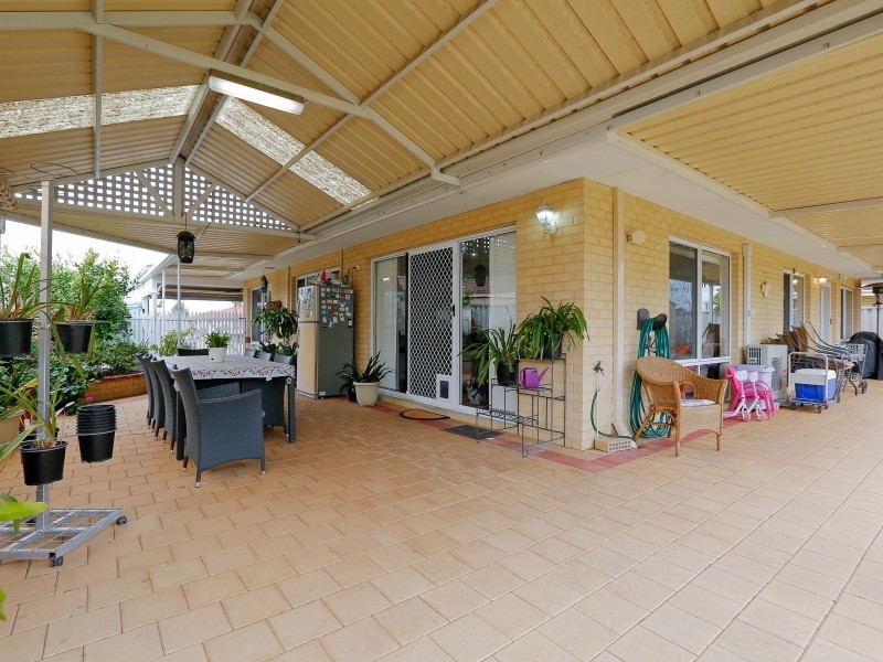 24 Hollyoak Place, Thornlie WA 6108