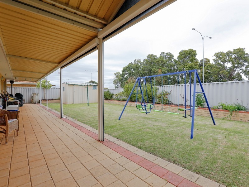 24 Hollyoak Place, Thornlie WA 6108