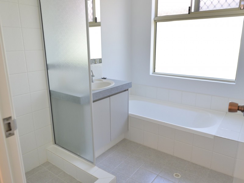 2/11 Exmouth Place, Thornlie WA 6108