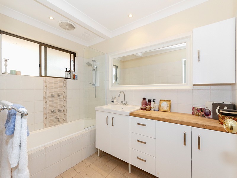 11 Mcleish Place, Thornlie WA 6108