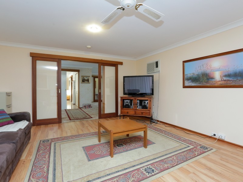 5 Newborough Place, Huntingdale WA 6110