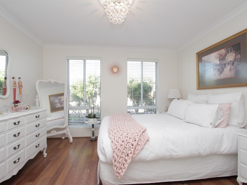 24 Bordeaux Parade, Piara Waters WA 6112