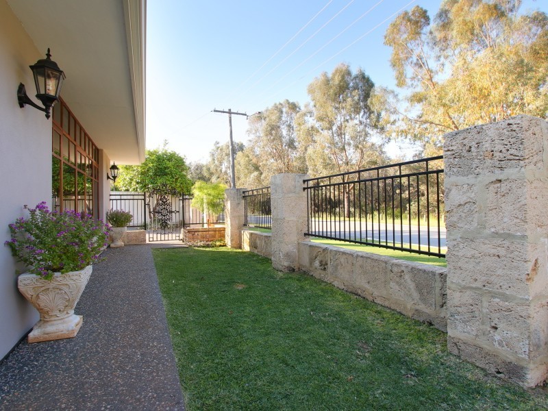 61 Parkside Drive, Thornlie WA 6108