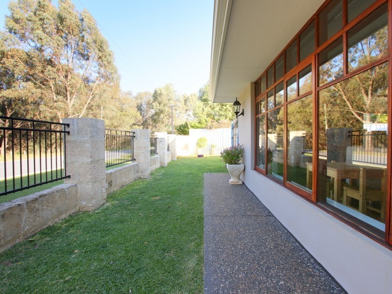 61 Parkside Drive, Thornlie WA 6108