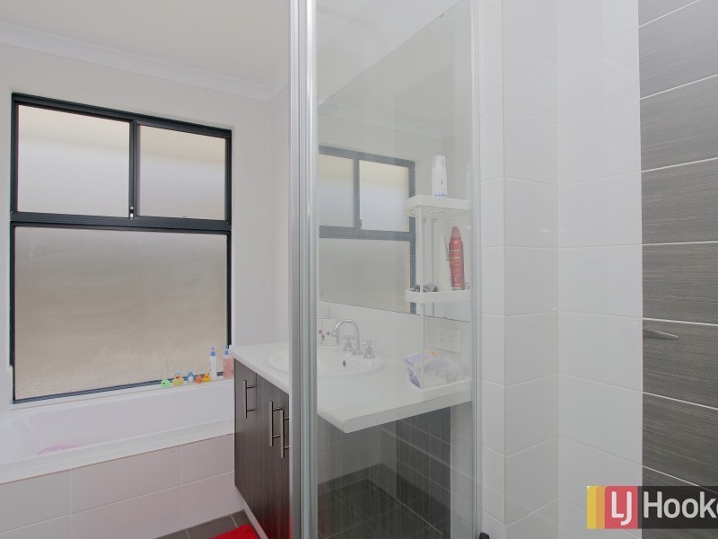 9 Freesia Street, Piara Waters WA 6112