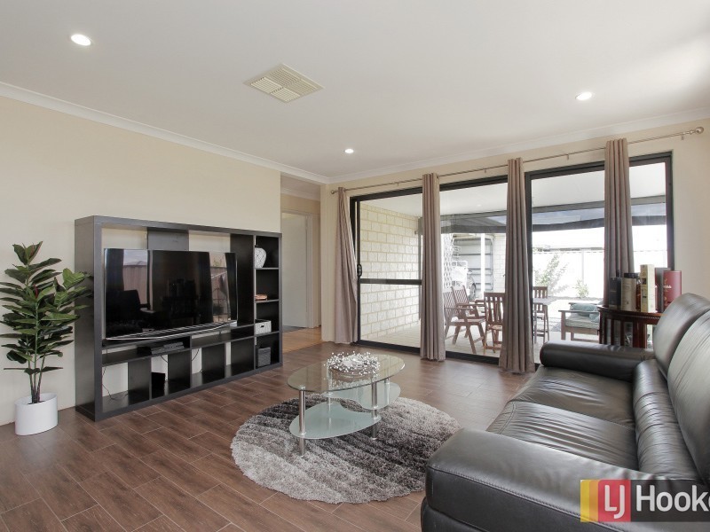 8 St Tropez Gardens, Piara Waters WA 6112