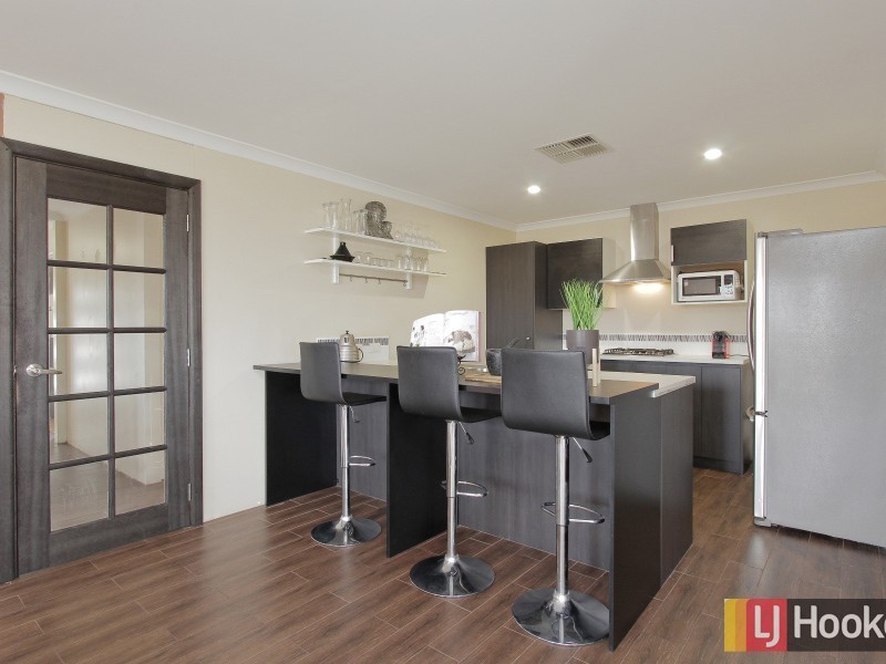 8 St Tropez Gardens, Piara Waters WA 6112