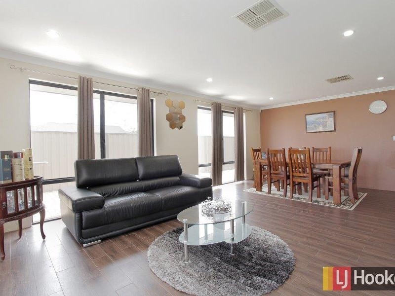 8 St Tropez Gardens, Piara Waters WA 6112