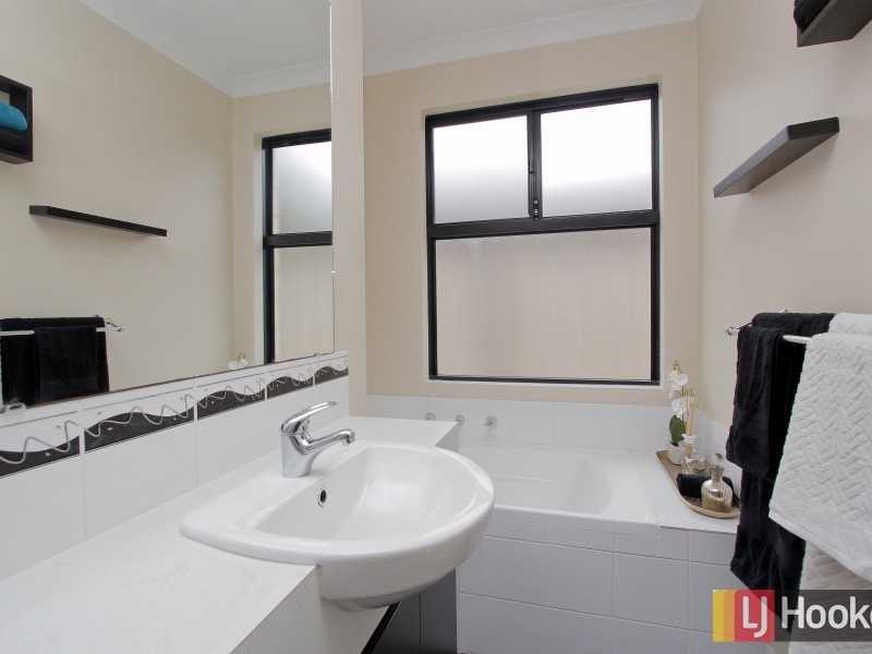 8 St Tropez Gardens, Piara Waters WA 6112