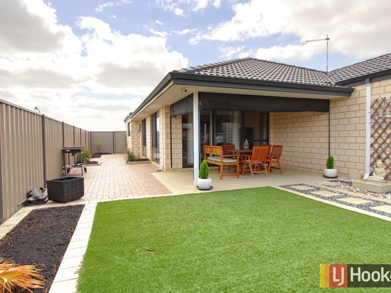 8 St Tropez Gardens, Piara Waters WA 6112