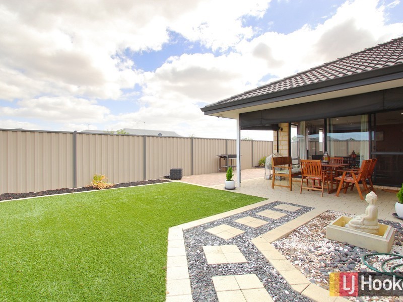 8 St Tropez Gardens, Piara Waters WA 6112