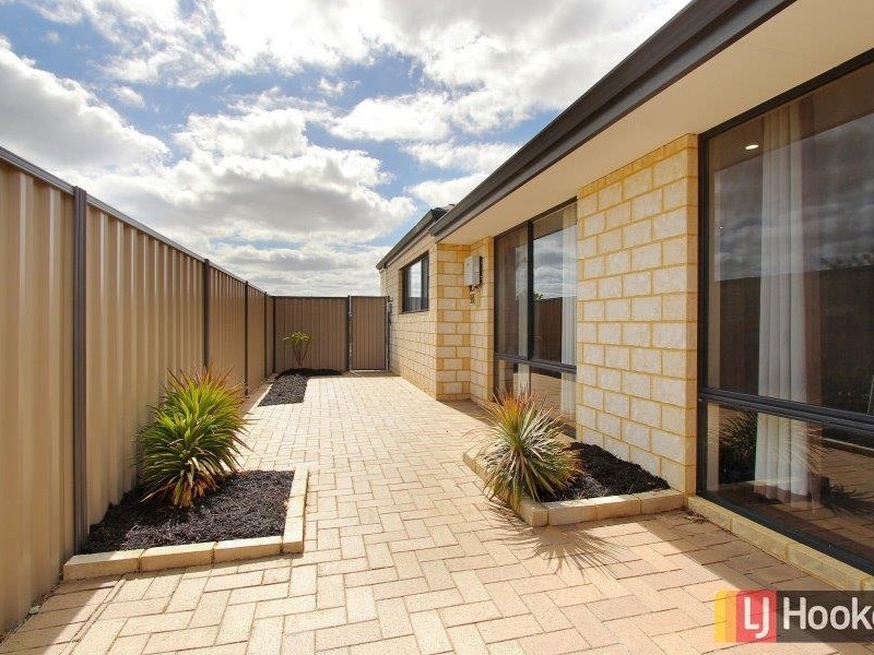 8 St Tropez Gardens, Piara Waters WA 6112
