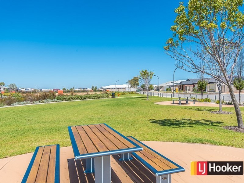 8 St Tropez Gardens, Piara Waters WA 6112
