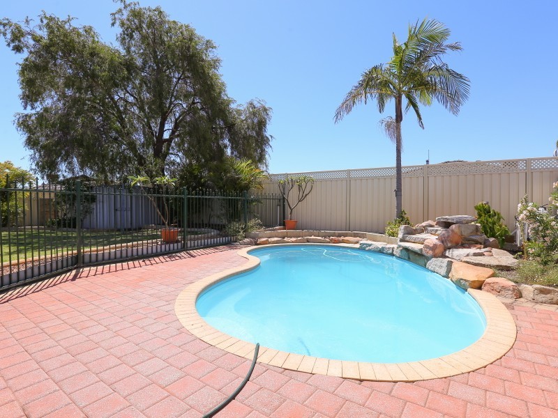 2 Hakea Court, Thornlie WA 6108